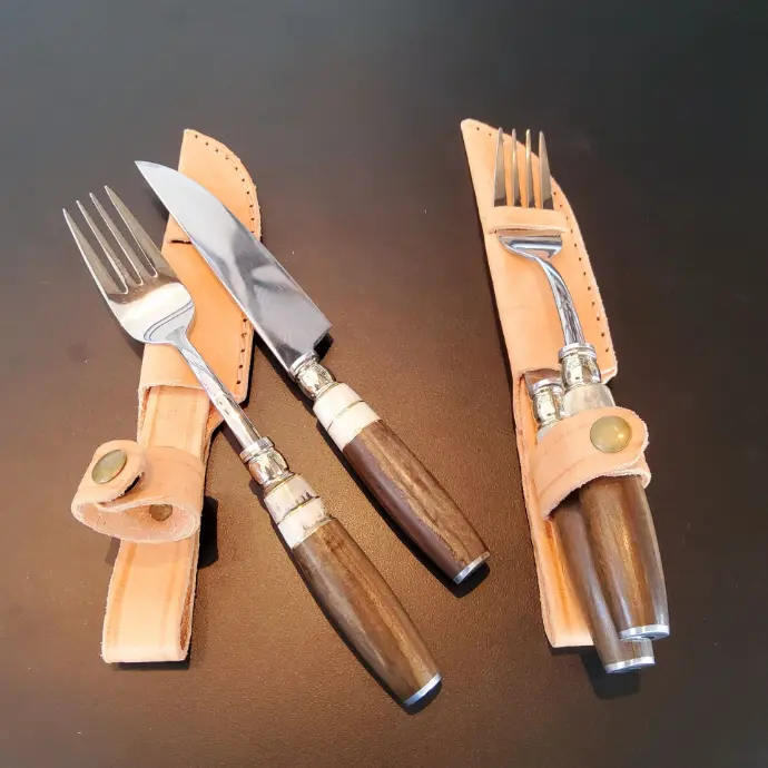 JUEGO DE CUCHILLO Y TENEDOR EN VAINA