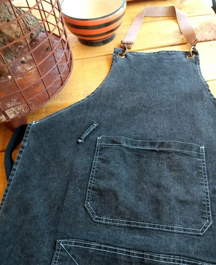 DELANTAL JEAN BLACK LASER