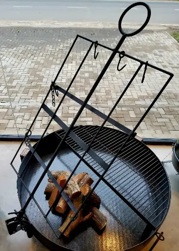 ESTACA TIPO CUADRO CON 2 ABRAZADERAS Y PATAS INDEPENDIENTES CON PORTA ESTACA