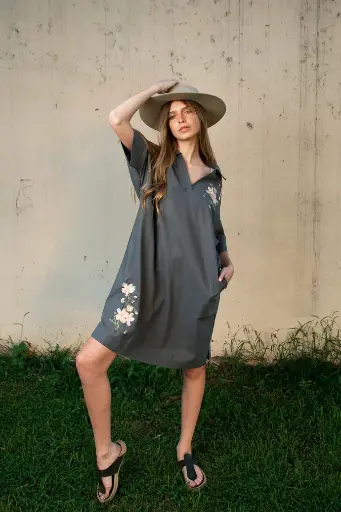 VESTIDO CON CUELLO BORDADO. LAS TAGUAS
