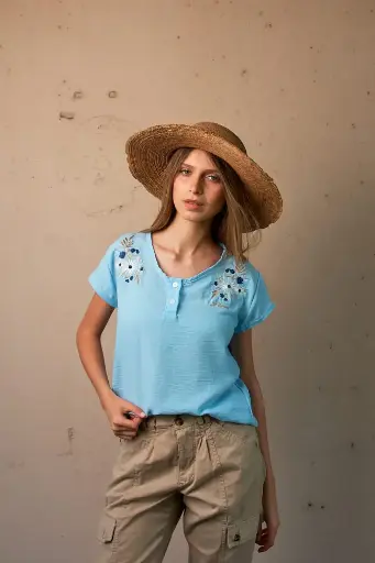 REMERA CON CARTERA Y BORDADO. LAS TAGUAS