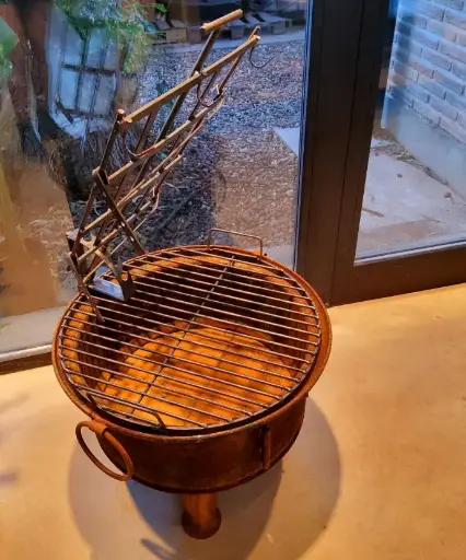 FOGON LLANTA CON PARRILLA Y ESTACA