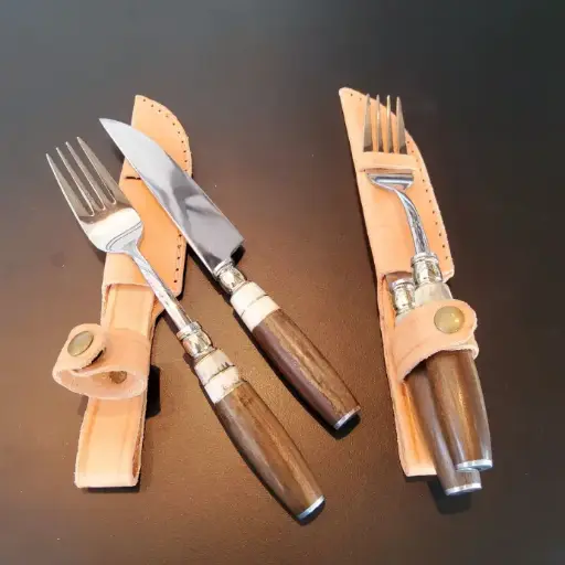 JUEGO DE CUCHILLO Y TENEDOR EN VAINA